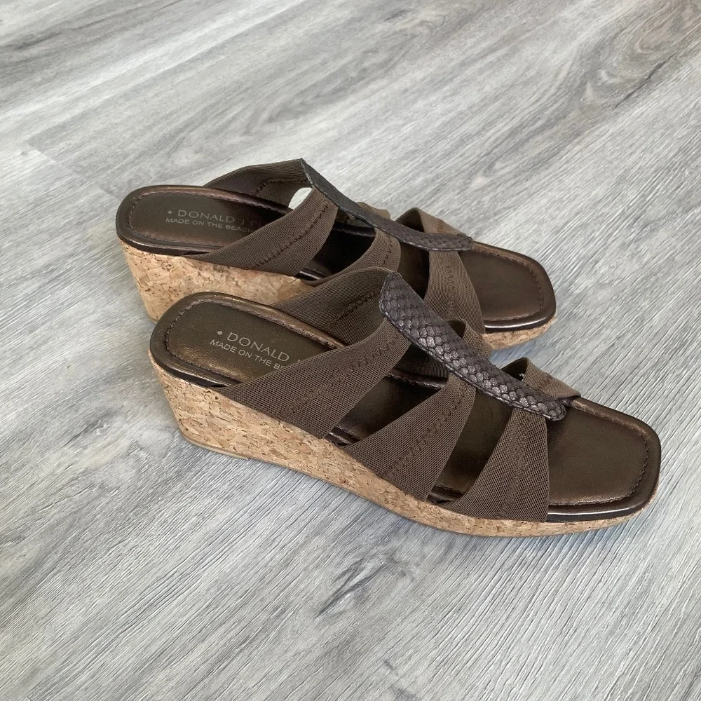 DONALD J. PLINER Clare Reptile Snakeskin Wedges